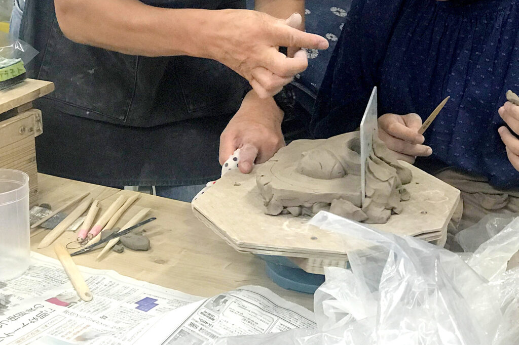 「打込成形実習」や「陶塑実習」で石膏型について学ぶ